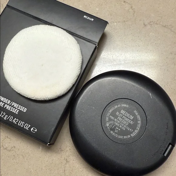 MAC Cosmetics Blot Powder Pressed - Medium Shade - Picture 5 of 5